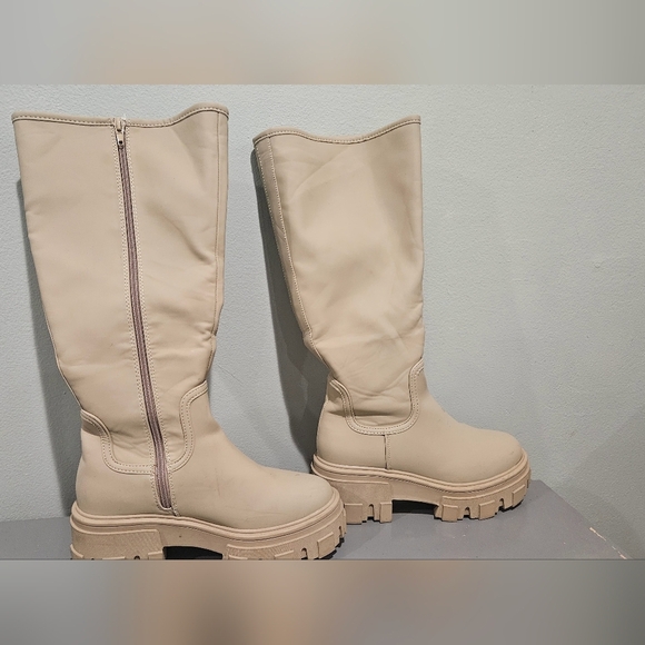 ASOS DESIGN Wide Fit Carla chunky flatknee boots in cappuccino. Size US 6 - Picture 7 of 15